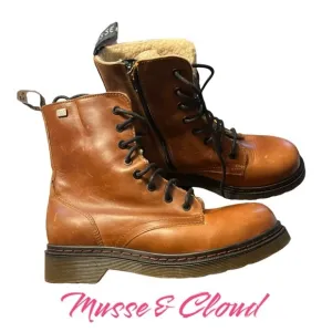 EUC Musse &amp; Cloud brown leather fur lined combat boot